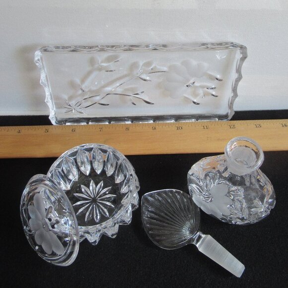 Vanity Set, Perfume decanter, Tray, Trinket box w/ lid, Heritage design, Vintage - Picture 4 of 13